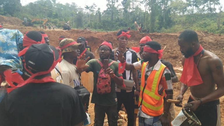 Obuoho-youth-protest-burning-of-escavators-by-Forestry-Commission4