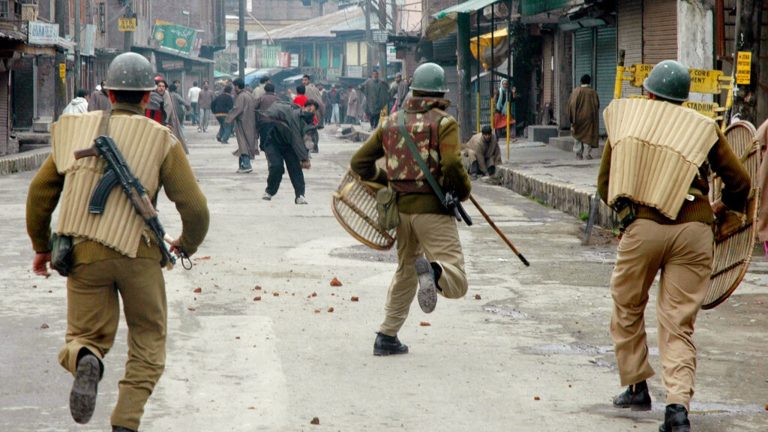 skynews-india-pakistan-police_6908604